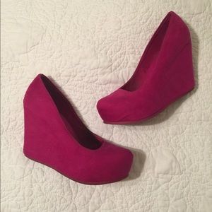 Magenta seude wedges